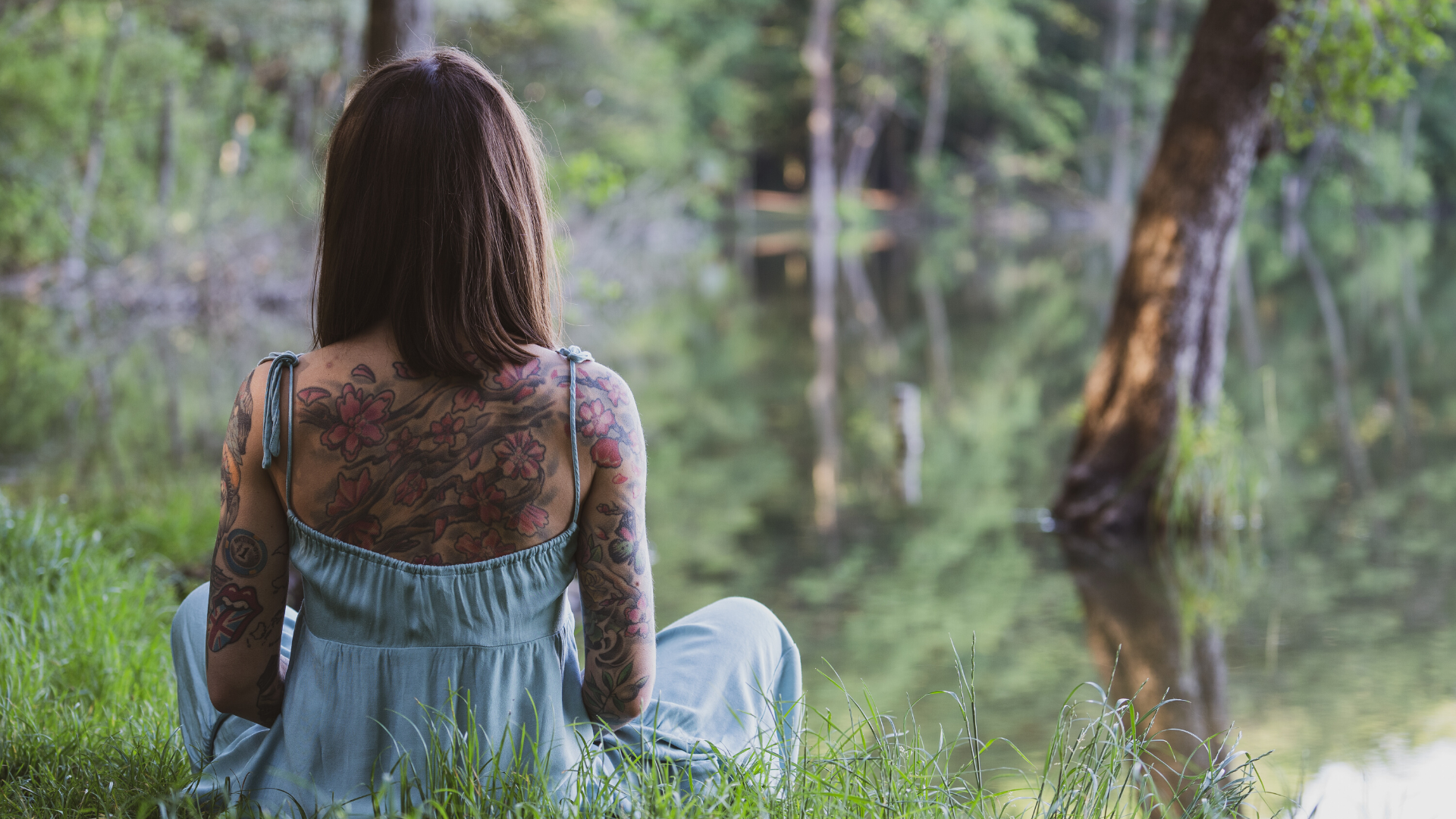 beginner_yoga_student_practicing_meditation_in_nature