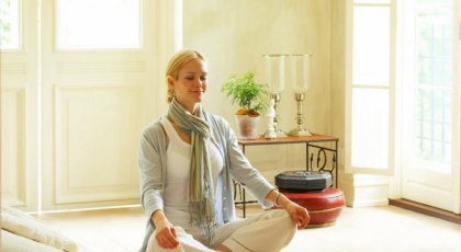 student meditating, yamas and niyamas, beginner's yoga, yoga inspiration