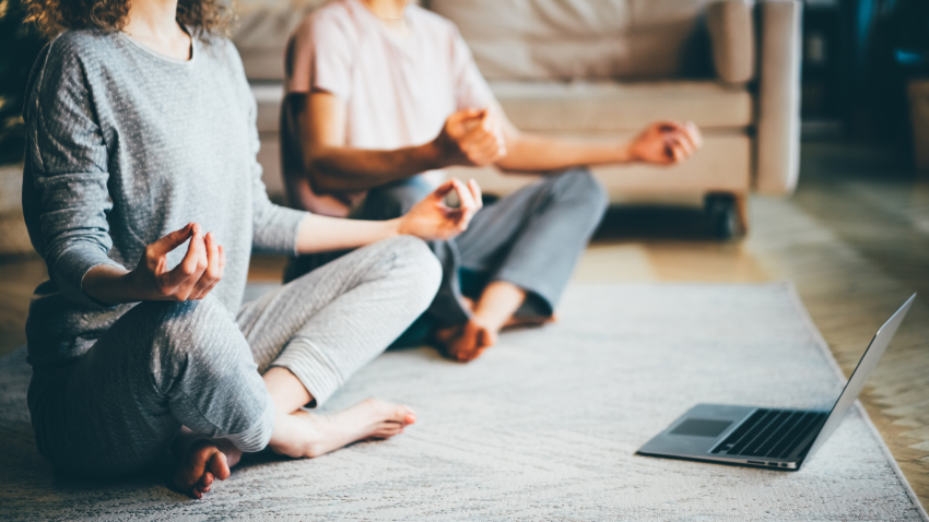 yoga_couple_practicing_meditation_at_home