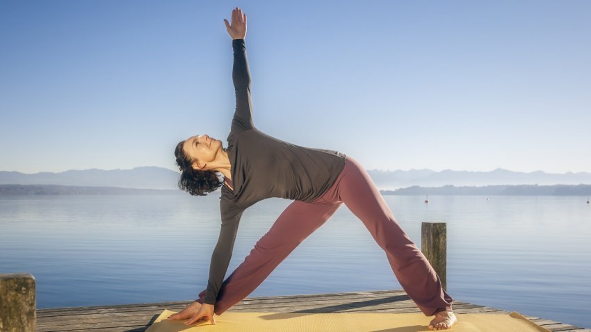 Triangle yoga pose (Trikonasana) for beginners Triangle yoga pose (Trikonasana) for beginners